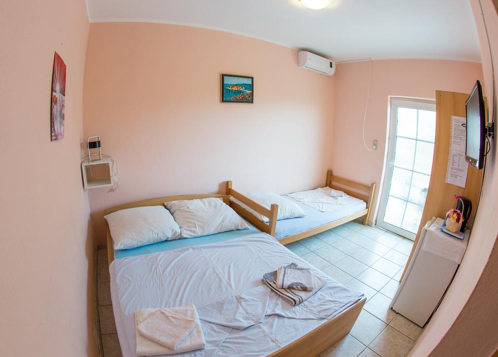 Bečići Guest House Almond מראה חיצוני תמונה